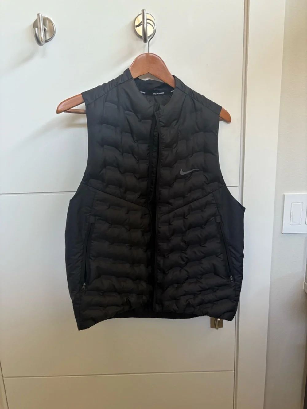 Nike Men's Black running adv Vest - Picture 2 of 6